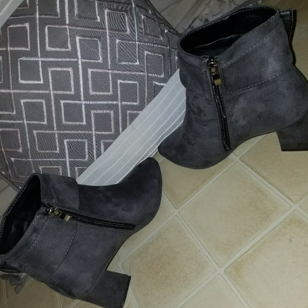 Grey suede boots - Picture 3 of 4